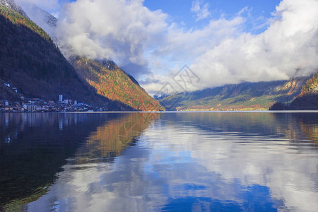 Hallstattersee湖上一个迷人的村庄和著名的旅游景点图片