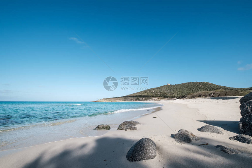 在深蓝天空下在科西嘉Balagne地区波德里海滩的白沙岩图片