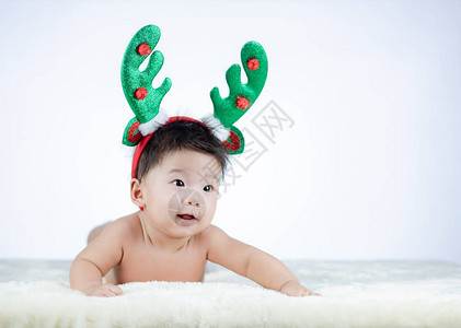 穿着圣诞驯鹿的有趣宝贝图片