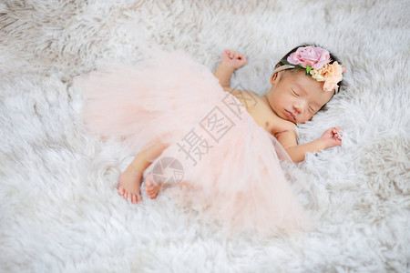 可爱的时装新生婴儿穿着礼服裙图片