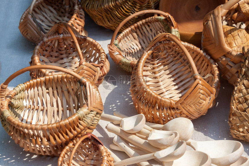 实在的手工改造老旧手工艺品篮子和木勺子市场阳图片