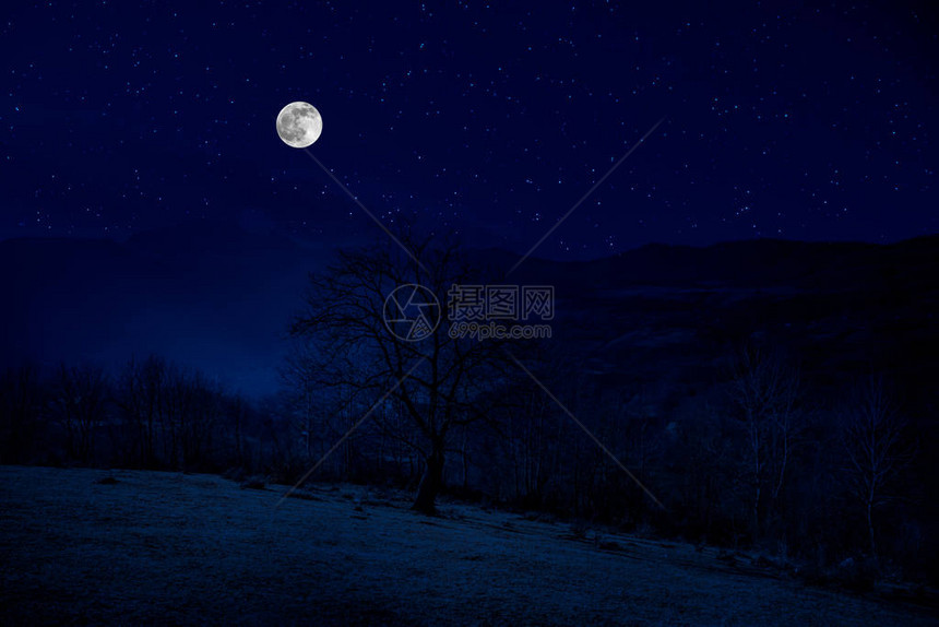 满月之夜穿过的山地路在夜晚与大月亮相伴的乡村图片