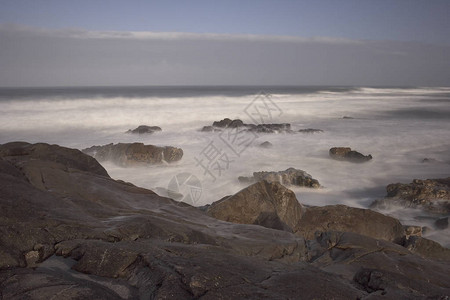 早起的岩石海滩长期在北图片