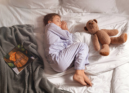 睡在床上的可爱小男孩图片