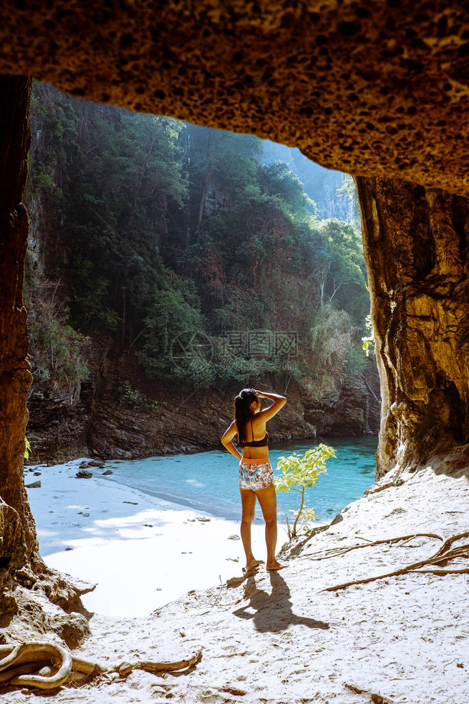 在一个石灰岩悬崖上的女人望着在泰国KohPodaKra图片