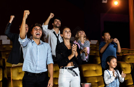 一群快乐而有趣的观众在电影院看电影团体娱乐活图片