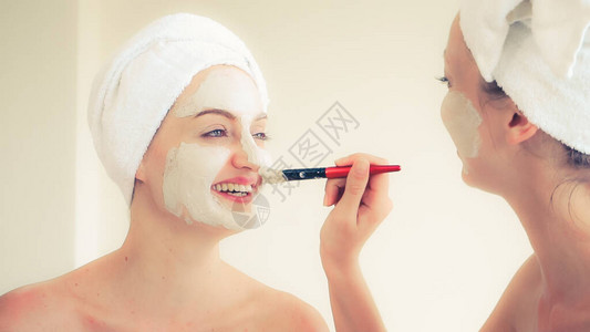 美貌女在健康温泉疗养院接受面部擦拭治疗抗老化面部皮肤护理和奢侈图片