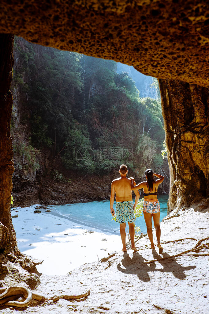 一对男女夫妇在石灰岩悬崖上望过泰国KohPodaKrabiCrabi的图片