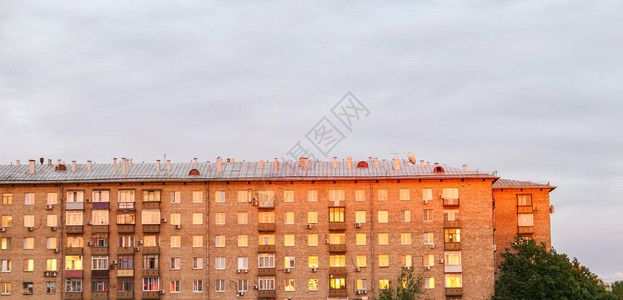 莫斯科典型砖住宅楼窗中的橙色图片