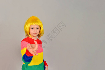 一个戴着黄色假发的女孩指着一个广告产品的地方图片