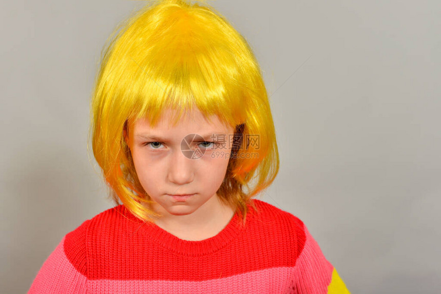一个戴着黄色假发的女孩指着一个广告产品的地方图片