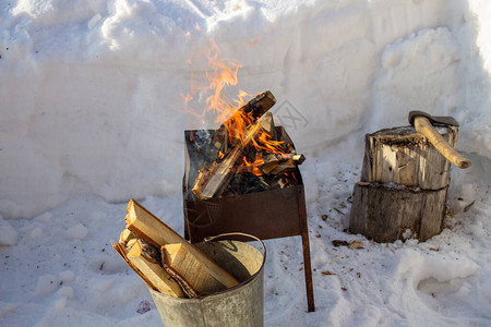 冬天在街上用木柴烧烤家庭图片