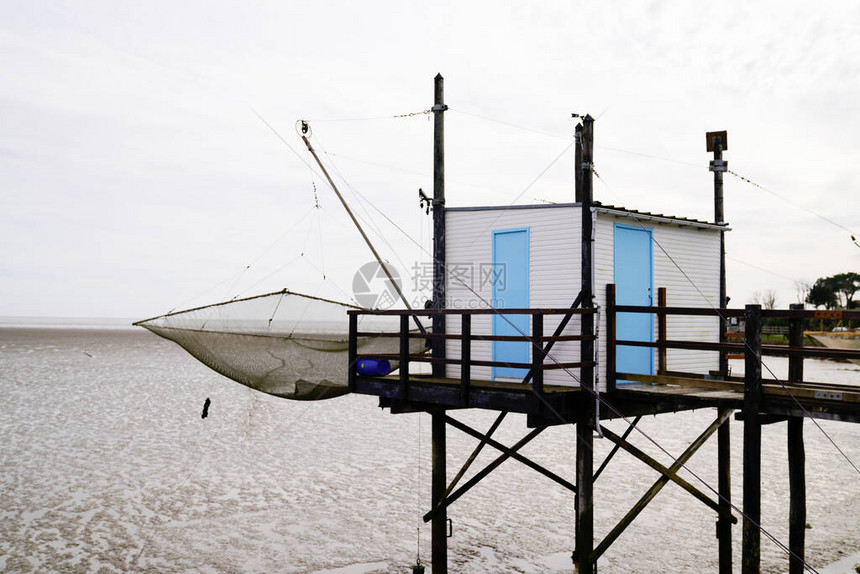 法国大西洋海岸线的滨海圣宫木制渔民木屋图片