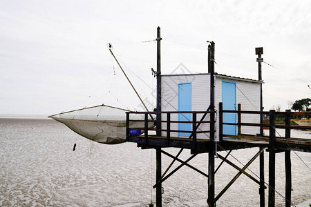 法国大西洋海岸线的滨海圣宫木制渔民木屋图片