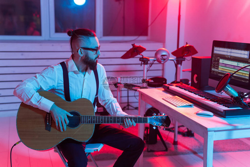 创建音乐和录音室概念胡子人吉他手在家庭工作室录图片