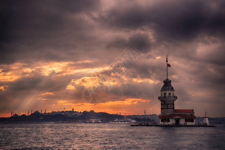 灯光不断变化位于土耳其伊斯坦布尔博斯普鲁斯海峡中部的少女塔或Kiz图片