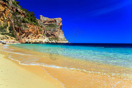 西班牙海边滩和岩石的美丽海景图片