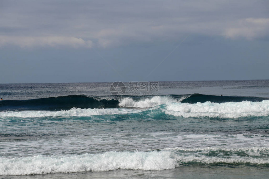 大浪与发光的绿水和大的白色喷雾和泡沫填充框架图片摄于巴厘岛大浪期间的大浪一个完美的图片
