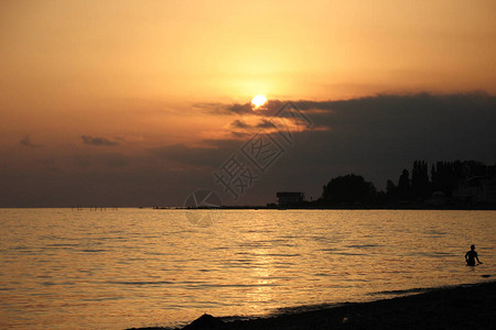 日落海滩山黑海在山和海的日落图片
