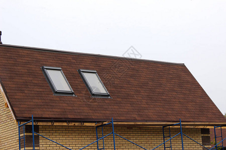 屋顶建筑和建造带天窗的新房子图片