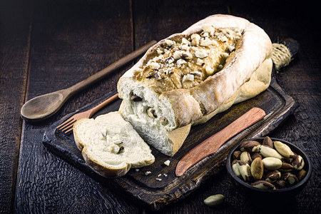 巴西坚果面包用巴西坚果制成的巴西面包自制有机和素食主义图片