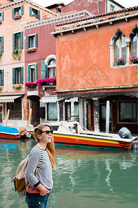 在意大利威尼斯穆拉诺的运河上行走的年图片