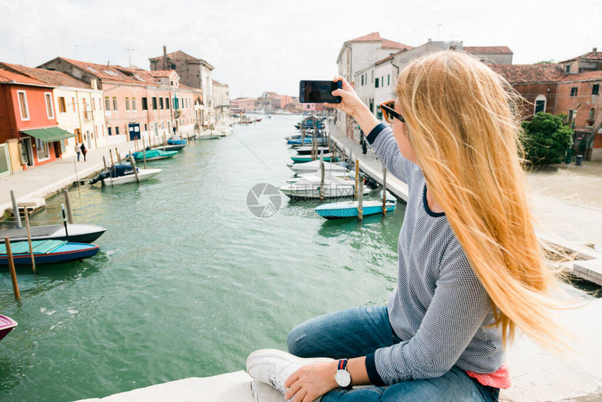 年轻女子在意大利威尼斯穆拉诺图片