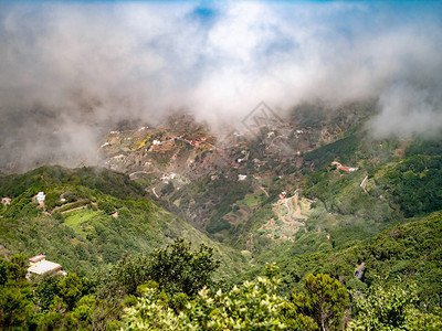 覆盖高山坡上小村落的美丽云彩照片图片