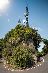 高速公路旁高山天线和信号发射塔的美丽照片图片