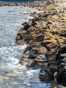 美丽的海浪在海岸岩石和悬崖图片