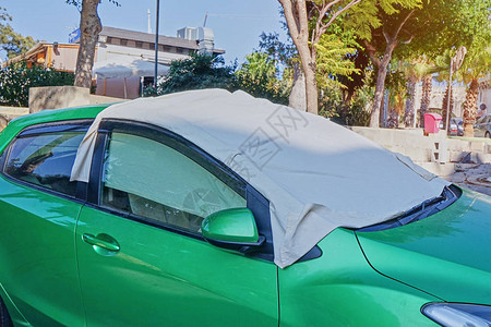 汽车挡风玻璃与防护纺织物防晒表面在街上热天停在阳光下的汽车上车内太阳图片