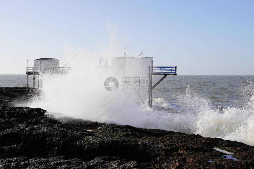 位于大西洋亚特兰海中潮汐的水潮中的小屋图片