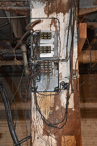 古旧的仓库地下室装有管道和电子图片