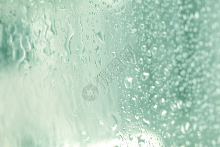 淋浴小屋玻璃上的水滴并有文图片