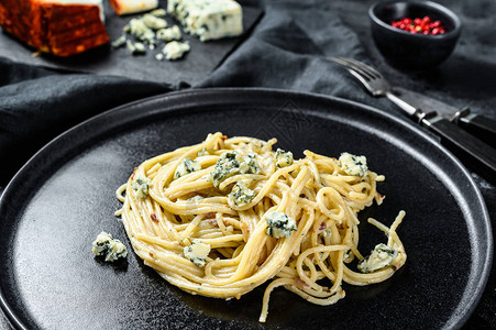 意大利面酱配奶油蓝奶酪酱和核桃意大利自制食品美味素食菜肴的概念黑色图片