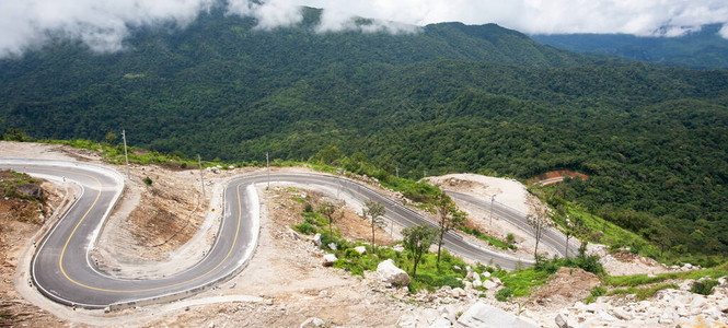 泰缅边境附近正在建设的山路景观图片