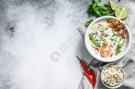 TomKhaGai鸡肉和虾的辣椒奶油椰子汤泰国菜灰色背景顶端视图片