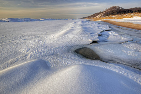 美国密歇根州索格塔克沙丘州立公园日落时密歇根湖冬图片