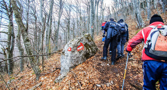 徒步旅行自然山区群体走出户外健康活动图片