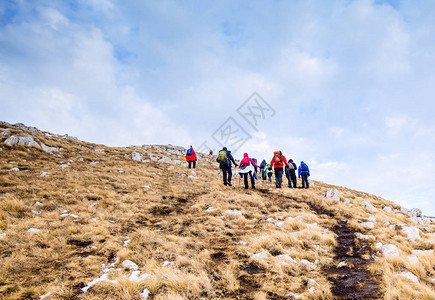 大群登山者到达山顶图片