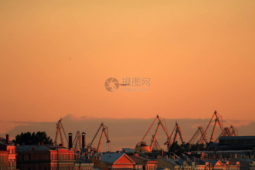 在日落天空中飞越高塔图片