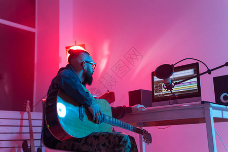 创建音乐和录音室概念胡子人吉他手在工作室录高清图片