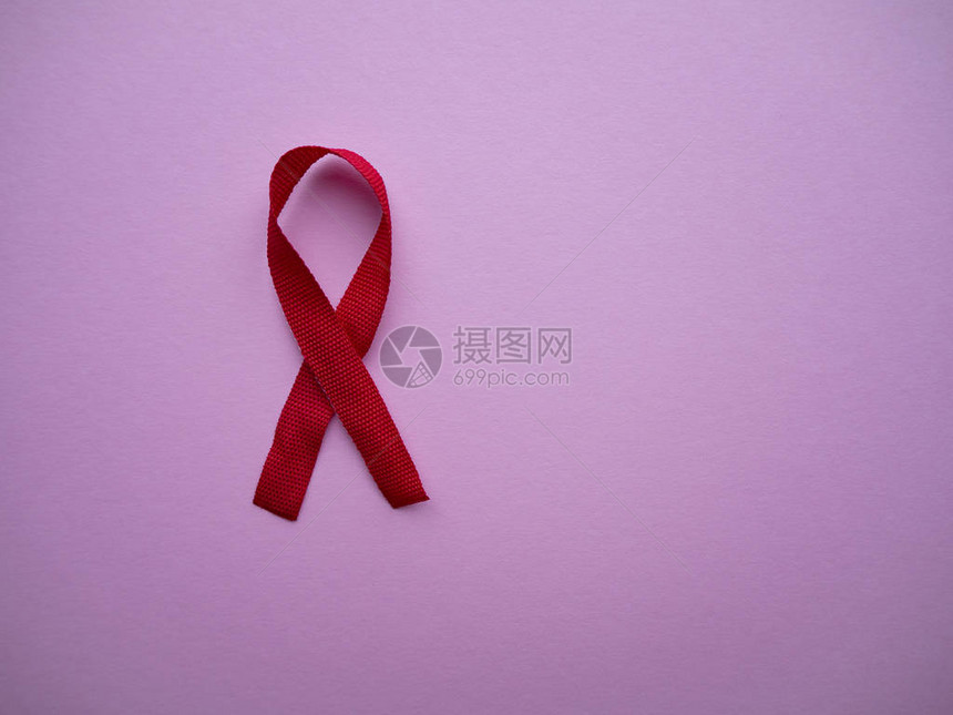 红丝带作为对艾滋病和艾滋感染者的认识和支持的普遍象征图片