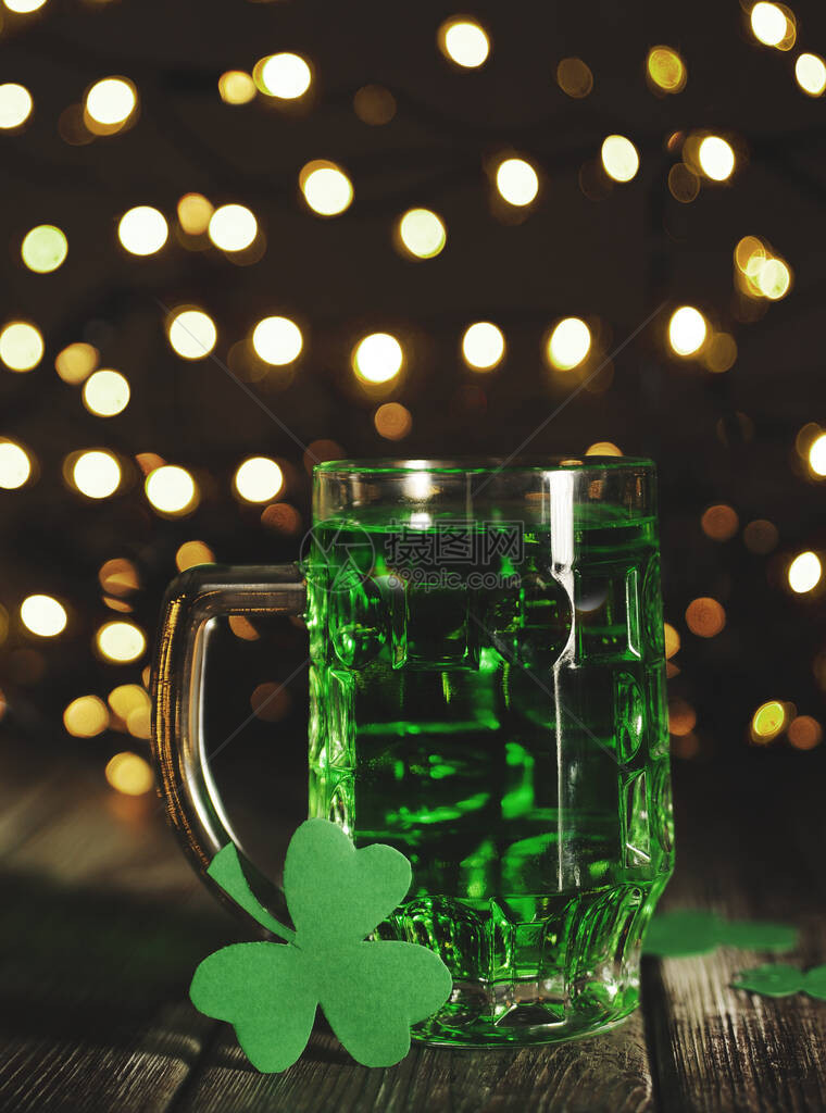 绿色啤酒在木制背景和bokehPatrick图片