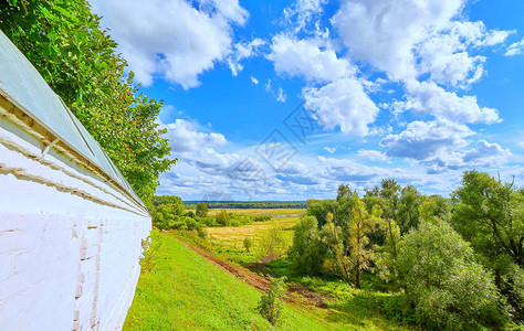 夏季农村风景和蓝云天空的广图片