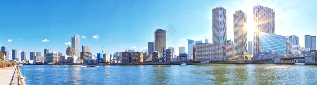 东京蓝天下日落苏门达河的宽角充满活力的全景图片