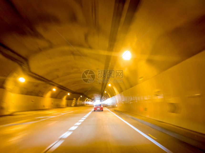 车在漫长隧道中快速行图片