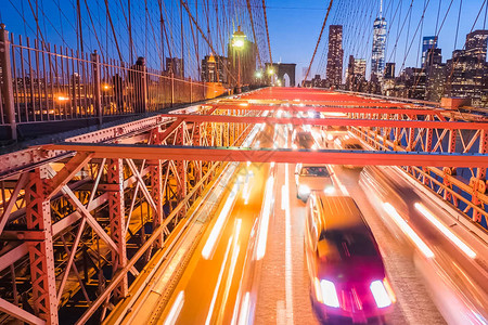 布鲁克林桥上的车头灯夜照灯图片