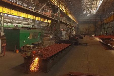 造船厂内部焊接车间建造金属结构诺沃罗高清图片