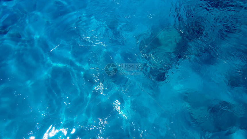闪耀着蓝色温暖的塞浦路斯海洋图片